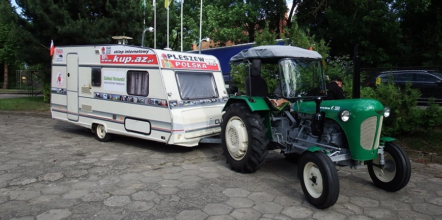Podróżuje przez Polskę traktorem z przyczepą kempingową